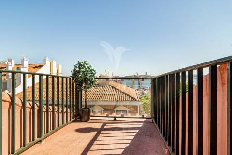 Magnífico t4 duplex com varandas, terraço e vista rio, estrela, lisboa