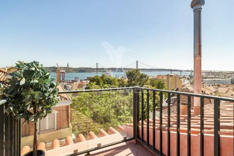 Magnífico t4 duplex com varandas, terraço e vista rio, estrela, lisboa