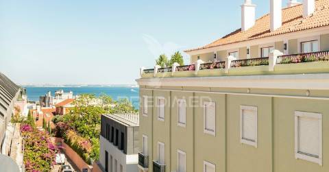 Magnífico t4 duplex com varandas, terraço e vista rio, estrela, lisboa