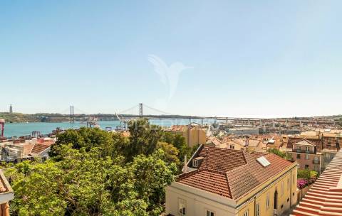 Magnífico t4 duplex com varandas, terraço e vista rio, estrela, lisboa