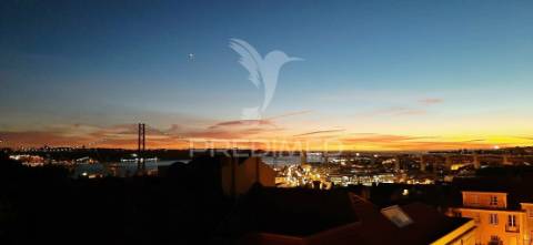 Magnífico t4 duplex com varandas, terraço e vista rio, estrela, lisboa