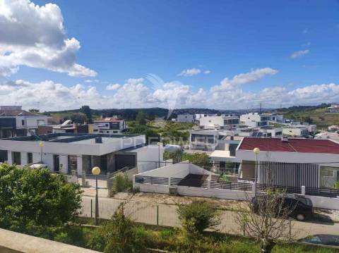 Moradia bi familiar  isolada com vista desafogada para lisboa