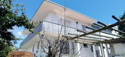 Moradia bi familiar  isolada com vista desafogada para lisboa