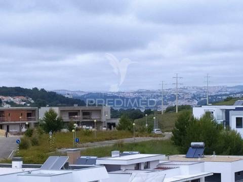 Moradia bi familiar  isolada com vista desafogada para lisboa