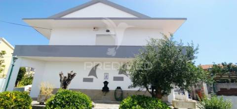 Moradia bi familiar  isolada com vista desafogada para lisboa