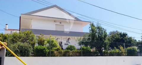 Moradia bi familiar  isolada com vista desafogada para lisboa