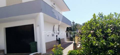 Moradia bi familiar  isolada com vista desafogada para lisboa