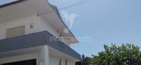 Moradia bi familiar  isolada com vista desafogada para lisboa