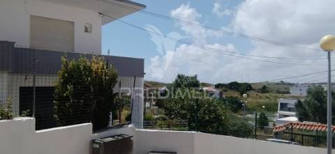 Moradia bi familiar  isolada com vista desafogada para lisboa