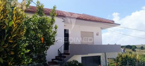 Moradia bi familiar  isolada com vista desafogada para lisboa