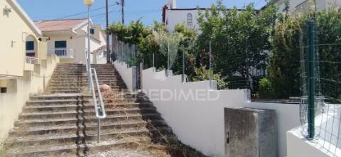 Moradia bi familiar  isolada com vista desafogada para lisboa