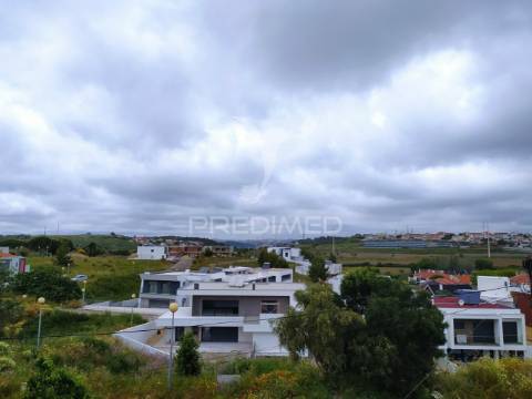 Moradia bi familiar  isolada com vista desafogada para lisboa