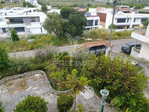Moradia bi familiar  isolada com vista desafogada para lisboa