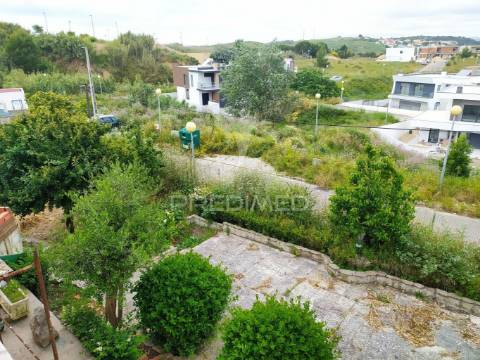 Moradia bi familiar  isolada com vista desafogada para lisboa