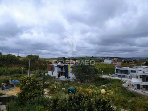 Moradia bi familiar  isolada com vista desafogada para lisboa