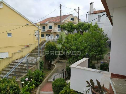 Moradia bi familiar  isolada com vista desafogada para lisboa