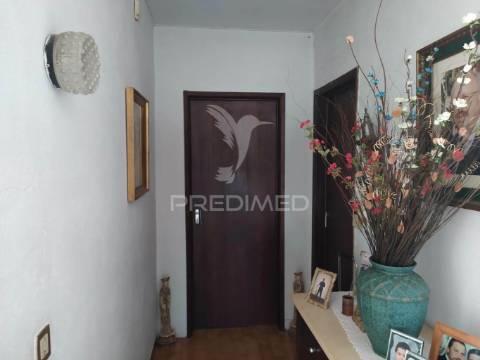 Moradia bi familiar  isolada com vista desafogada para lisboa