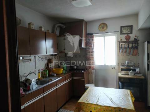 Moradia bi familiar  isolada com vista desafogada para lisboa