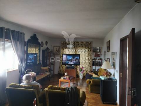 Moradia bi familiar  isolada com vista desafogada para lisboa