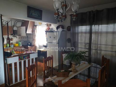 Moradia bi familiar  isolada com vista desafogada para lisboa