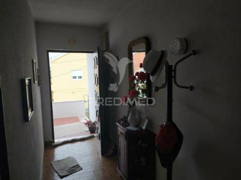 Moradia bi familiar  isolada com vista desafogada para lisboa