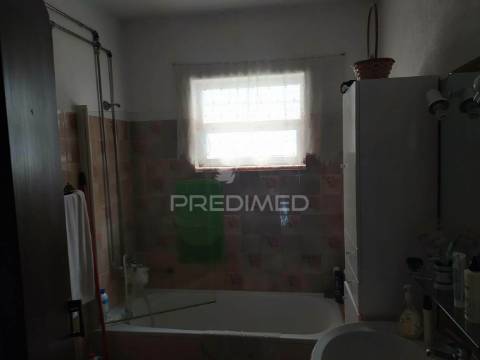 Moradia bi familiar  isolada com vista desafogada para lisboa