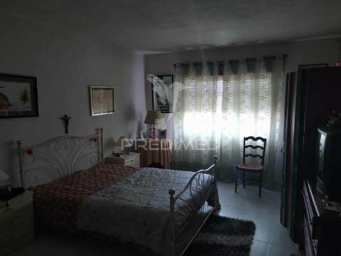 Moradia bi familiar  isolada com vista desafogada para lisboa