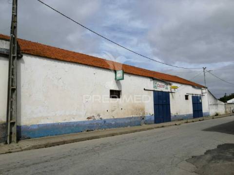 Armazéns em ermidas-sado