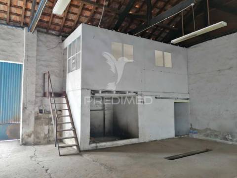 Armazéns em ermidas-sado