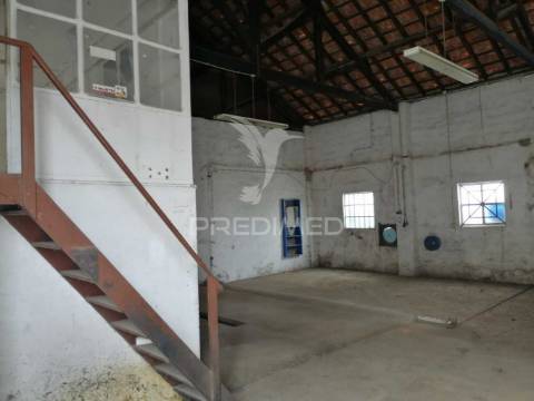 Armazéns em ermidas-sado