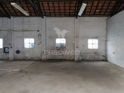 Armazéns em ermidas-sado