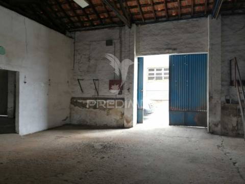 Armazéns em ermidas-sado