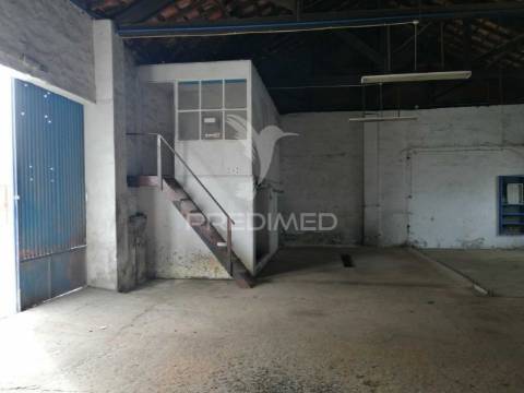 Armazéns em ermidas-sado