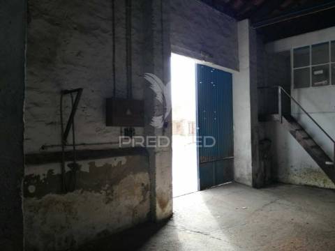 Armazéns em ermidas-sado