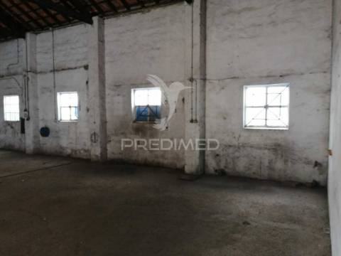 Armazéns em ermidas-sado