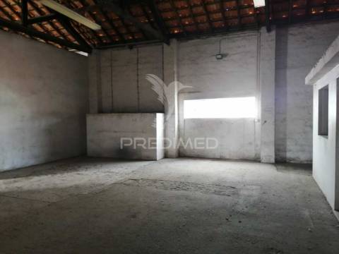 Armazéns em ermidas-sado