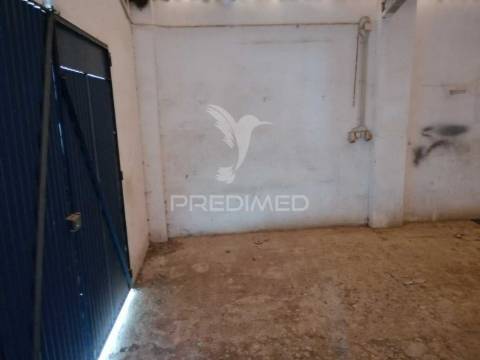 Armazéns em ermidas-sado