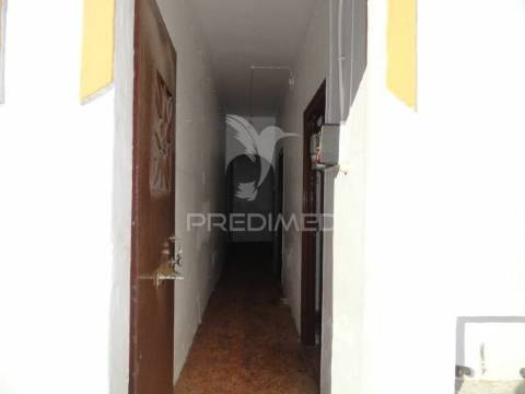 Prédio composto por 4 apartamentos t1 em montargil