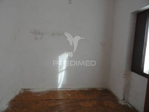 Prédio composto por 4 apartamentos t1 em montargil