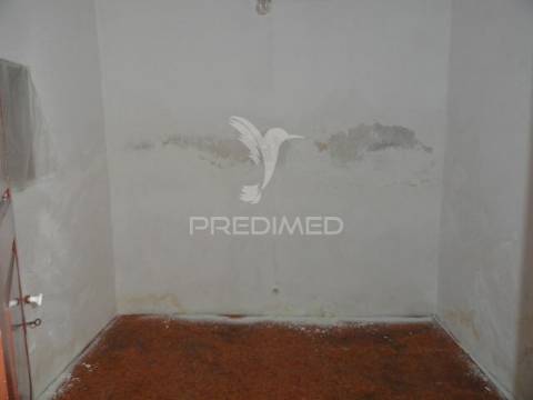 Prédio composto por 4 apartamentos t1 em montargil