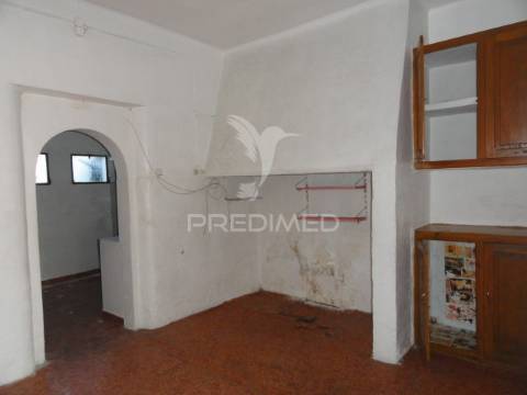 Prédio composto por 4 apartamentos t1 em montargil