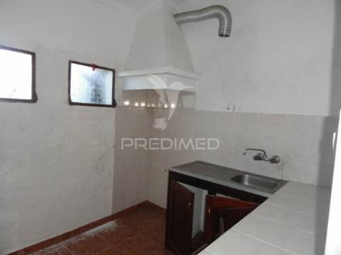 Prédio composto por 4 apartamentos t1 em montargil