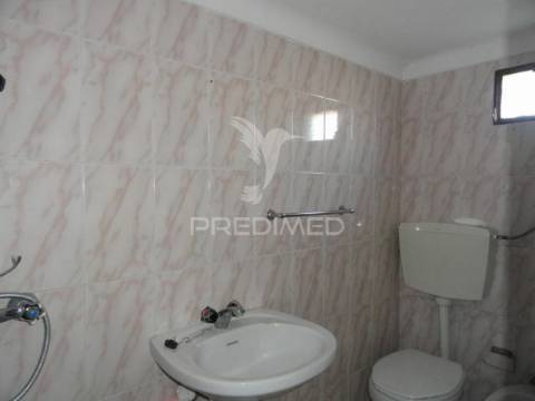 Prédio composto por 4 apartamentos t1 em montargil