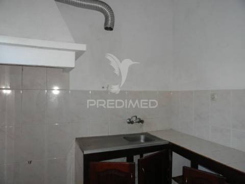 Prédio composto por 4 apartamentos t1 em montargil