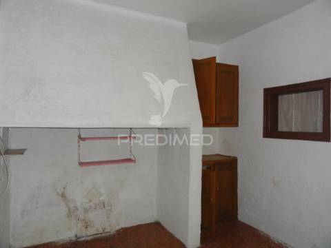 Prédio composto por 4 apartamentos t1 em montargil