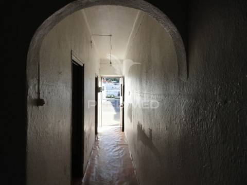 Prédio composto por 4 apartamentos t1 em montargil