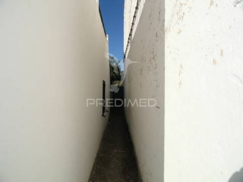 Prédio composto por 4 apartamentos t1 em montargil