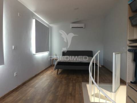 Duas moradias com 250 m2 com piscina.