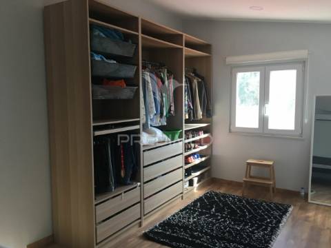 Duas moradias com 250 m2 com piscina.