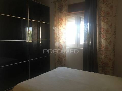 Duas moradias com 250 m2 com piscina.